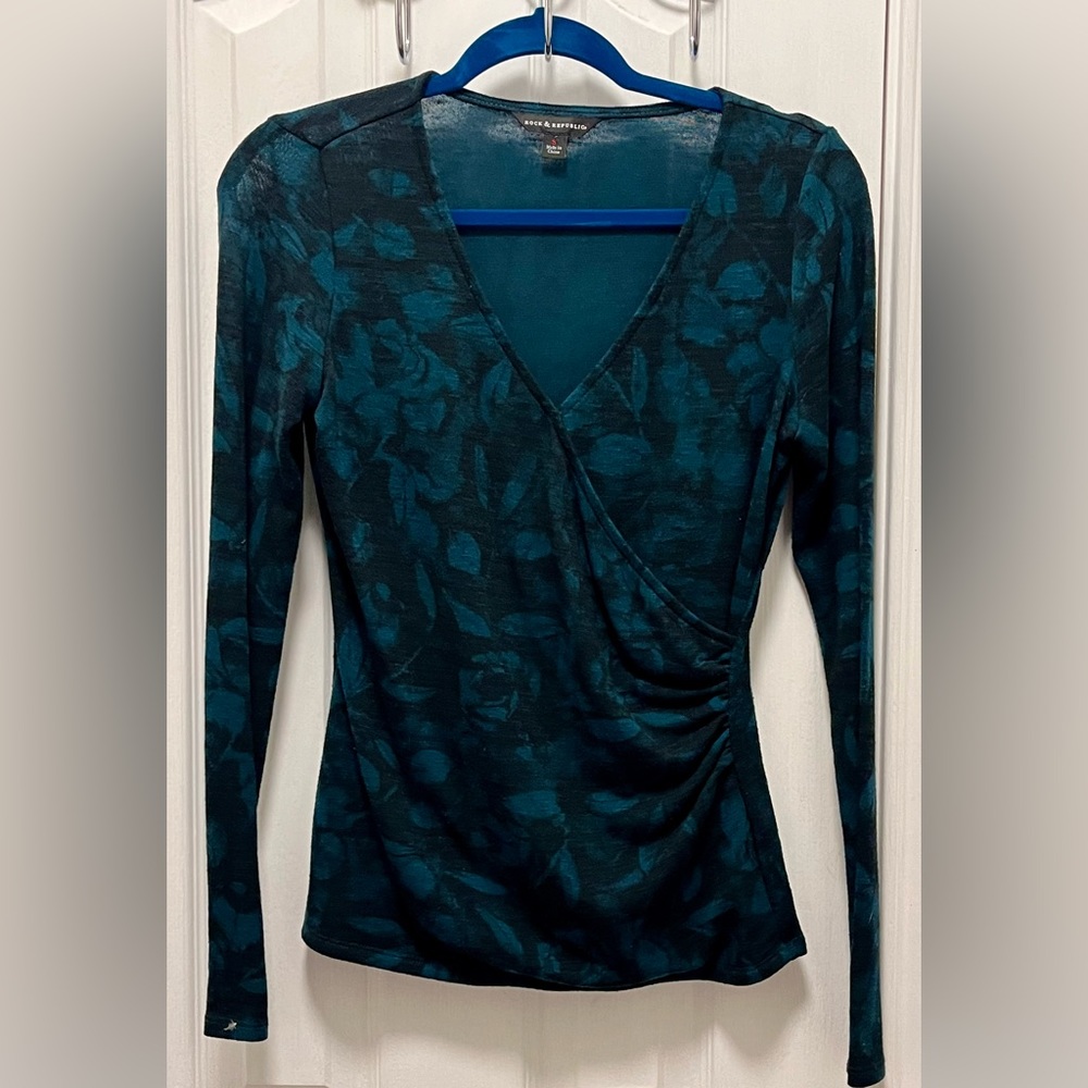 ROCK & REPUBLICAN WOMENS TOP, TEAL & BLACK, size small